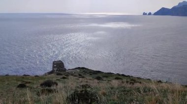 Sahip Lubrense, Campania, İtalya - 20 Mart 2022: Sorrentine Yarımadası 'nın en uç noktası olan Punta Campanella' ya doğru inen Monte Costanzo tepesinden genel bakış