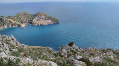Sahip Lubrense, Campania, İtalya - 20 Mart 2022: Sorrentine Yarımadası 'nın en uç noktası olan Punta Campanella' ya doğru inen Monte Costanzo tepesinden genel bakış