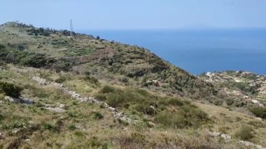 Sahip Lubrense, Campania, İtalya - 20 Mart 2022: Monte Costanzo 'nun tepesinden Napoli Körfezi' nin Genel Görünümü