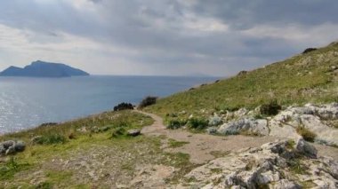 Sahip Lubrense, Campania, İtalya - 20 Mart 2022: Sorrentine Yarımadası 'nın en uç noktası olan Punta Campanella' ya doğru inen Monte Costanzo 'nun yamaç yolundan genel bakış