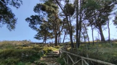 Sahip Lubrense, Campania, İtalya - 20 Mart 2022: San Costanzo Kilisesi 'ne tırmanan yolun genel görünümü
