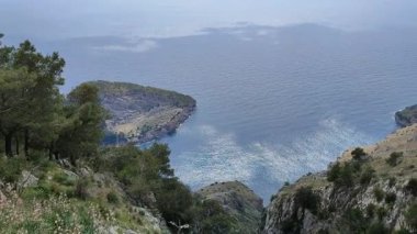 Sahip Lubrense, Campania, İtalya - 20 Mart 2022: Sorrentine Yarımadası 'nın en uç noktası olan Punta Campanella' ya doğru inen Monte Costanzo 'nun güney yamacından genel bakış
