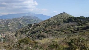 Sahip Lubrense, Campania, İtalya - 20 Mart 2022: San Costanzo Kilisesi ve Via del Monte Körfezi