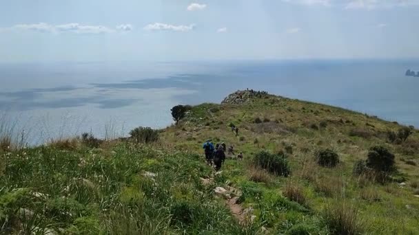 Massa Lubrense Campania Itália Março 2022 Caminhantes Cume Monte Costanzo — Vídeo de Stock