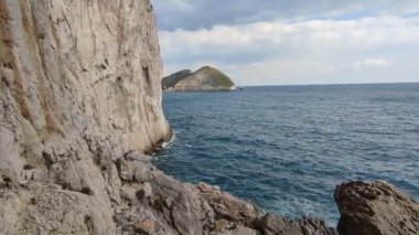 Sahip Lubrense, Campania, İtalya - 20 Mart 2022 Punta Campanella 'daki Grotta di Minerva' daki uçurumun genel görünümü