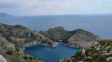 Sahip Lubrense, Campania, İtalya - 20 Mart 2022 İeranto Körfezi 'nin Monte Costanzo' nun güney tarafındaki kalp şeklini alan bir noktasından genel bakış