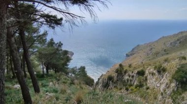 Sahip Lubrense, Campania, İtalya - 20 Mart 2022: Sorrentine Yarımadası 'nın en uç noktası olan Punta Campanella' ya doğru inen Monte Costanzo 'nun güney yamacından genel bakış