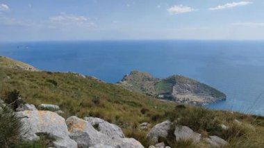 Sahip Lubrense, Campania, İtalya - 20 Mart 2022: Sorrentine Yarımadası 'nın en uç noktası olan Punta Campanella' ya doğru inen Monte Costanzo tepesinden genel bakış