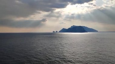 Sahip Lubrense, Campania, İtalya - 20 Mart 2022: Punta Campanella 'ya ulaşan Minerva yolundan Capri' ye bakış