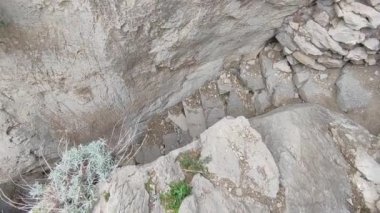 Sahip Lubrense, Campania, İtalya - 20 Mart 2022 Punta Campanella kayalıkları arasındaki Grotta di Minerva 'ya giden merdivenlerin genel görünümü
