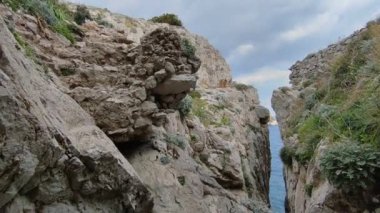 Sahip Lubrense, Campania, İtalya - 20 Mart 2022 Punta Campanella kayalıkları arasındaki Grotta di Minerva 'ya giden merdivenlerin genel görünümü