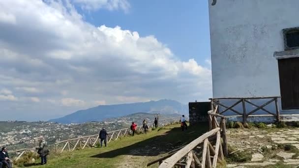 イタリア カンパニア州マサ ルブレンス2022年3月20日 同名の山の頂上にあるサン コスタンツォのエルミタージュのハイカー — ストック動画
