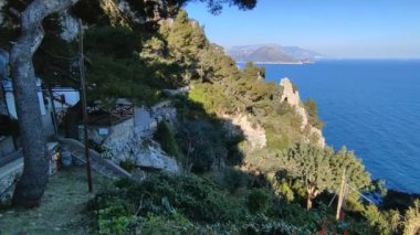 Capri, Campania, İtalya - 13 Mart 2022 Via Arco Naturale 'deki gözcülerin incelemesi