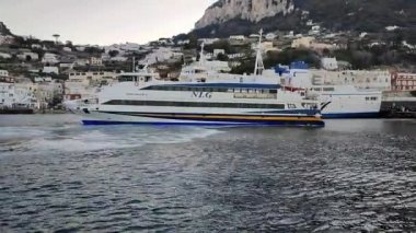 Capri, Campania, İtalya - 13 Mart 2022: Ana İskeleye yanaşma manevrası sırasında Marina Grande limanına varan hidrofolyo