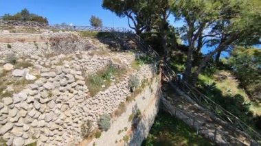 Capri, Campania, İtalya - 13 Mart 2022: Villa Jovis 'in Roma harabelerinden genel bakış