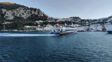 Capri, Campania, İtalya - 13 Mart 2022: Ana İskeleye yanaşma manevrası sırasında Marina Grande limanına varan hidrofolyo