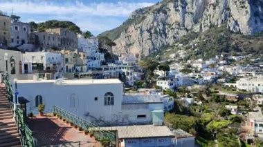 Capri, Campania, İtalya - 11 Mart 2022: Piazza Diaz 'daki Piazzetta bakış açısı