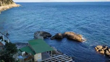 Capri, Campania, İtalya - 12 Mart 2022: Via Palazzo a Mare 'deki Tiberius hamamlarına sabah erken saatlerde bakış