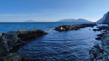 Capri, Campania, İtalya - 12 Mart 2022: Via Palazzo a Mare 'deki Tiberius hamamlarına sabah erken saatlerde bakış