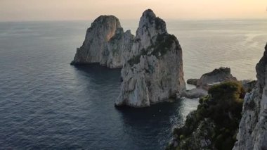 Capri, Campania, İtalya - 11 Mart 2022 Via Pizzolungo 'dan Belvedere Tragara' ya uzanan kıyı şeridine genel bakış