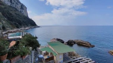 Capri, Campania, İtalya - 11 Mart 2022 Via Palazzo a Mare 'deki Tiberius Villa harabelerinin genel görünümü