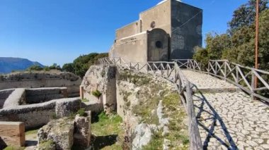 Capri, Campania, İtalya - 13 Mart 2022: Villa Jovis 'in Roma harabelerinden genel bakış