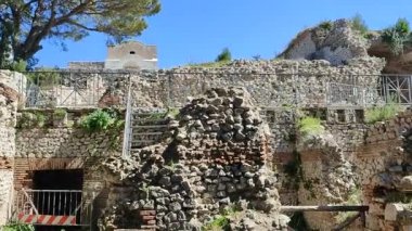 Capri, Campania, İtalya - 13 Mart 2022: Villa Jovis 'in Roma harabelerinden genel bakış