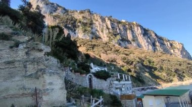 Capri, Campania, İtalya - 12 Mart 2022 Via Palazzo a Mare 'deki Bagni di Tiberio harabelerinin gözden geçirilmesi