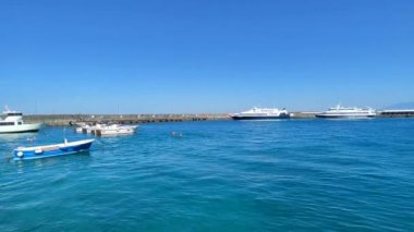 Capri, Campania, İtalya - 13 Mart 2022: Plajdan Marina Grande limanına bakış