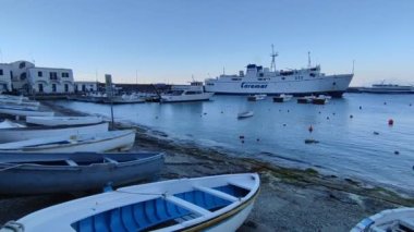 Capri, Campania, İtalya - 13 Mart 2022: Günbatımında Marina Grande limanına genel bakış