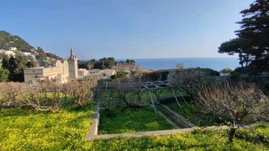 Capri, Campania, İtalya - 11 Mart 2022 Via Matteotti 'den 14. yüzyıl Certosa di San Giacomo