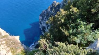 Capri, Campania, İtalya - 13 Mart 2022: Salto di Tiberio 'ya ve Villa Jovis arkeolojik alanından antik deniz fenerine bakış