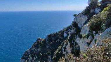 Capri, Campania, İtalya - 13 Mart 2022: Villa Jovis 'in arkeolojik bölgesinden kıyı manzarası