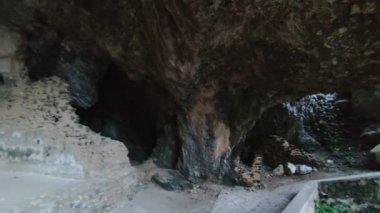 Capri, Campania, İtalya - 11 Mart 2022: Via Pizzolungo 'daki Grotta di Matermania' nın Via Arco Naturale 'den Belvedere Tragara' ya uzanan yolu