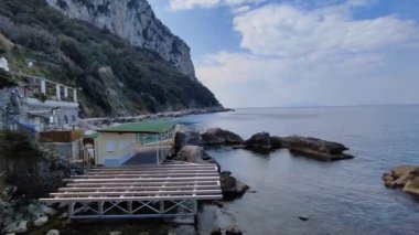Capri, Campania, İtalya - 11 Mart 2022 Via Palazzo a Mare 'deki Tiberius Villa harabelerinin genel görünümü