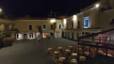 Capri, Campania, İtalya - 11 Mart 2022: Piazza Umberto I, daha çok bilinen adıyla Piazzetta I 'in akşam manzarası