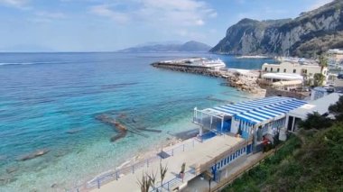 Capri, Campania, İtalya - 11 Mart 2022 Via Marina Grande sahil yolundan Marina Grande plajına genel bakış