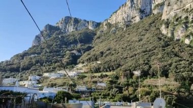 Capri, Campania, İtalya - 12 Mart 2022 Via Palazzo a Mare 'den Solaro Dağı' na bakış