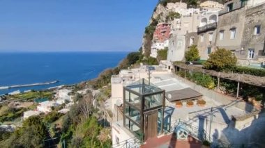 Capri, Campania, İtalya - 11 Mart 2022: Piazza Diaz 'daki Piazzetta bakış açısı