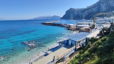 Capri, Campania, İtalya - 13 Mart 2022 Via Marina Grande sahil yolundan Marina Grande plajına genel bakış