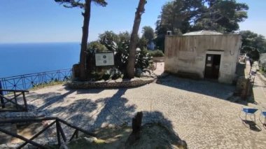 Capri, Campania, İtalya - 13 Mart 2022: Villa Jovis 'in Roma harabelerinden genel bakış