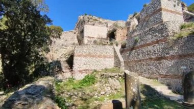 Capri, Campania, İtalya - 13 Mart 2022: Villa Jovis 'in Roma harabelerinden genel bakış