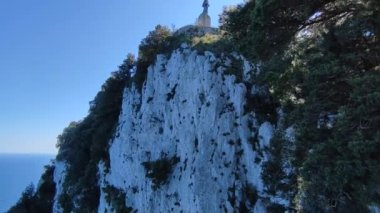 Capri, Campania, İtalya - 13 Mart 2022: Villa Jovis 'teki Santa Maria del Soccorso Kilisesi' nin aşağısındaki gözcülerin bakış açısı