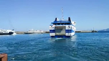 Capri, Campania, İtalya - 13 Mart 2022: Rıhtımdan Marina Grande limanına bakış