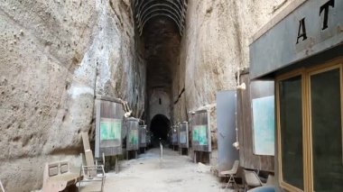 Napoli, Campania, İtalya - 25 Mart 2022: Fuorigrotta 'daki Via della Grotta Vecchia' dan Piedigrotta 'daki Vergiliano Park' a ulaşan Crypta Napoli 'nin girişine genel bakış