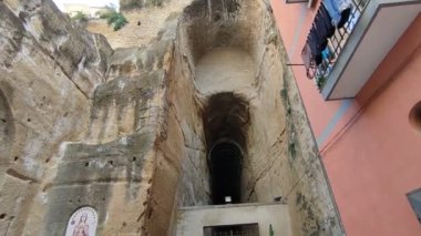 Napoli, Campania, İtalya - 25 Mart 2022: Fuorigrotta 'daki Via della Grotta Vecchia' dan Piedigrotta 'daki Vergiliano Park' a ulaşan Crypta Napoli 'nin girişine genel bakış