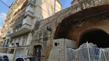 Napoli, Campania, İtalya - 25 Mart 2022: Fuorigrotta 'daki Via della Grotta Vecchia' dan Piedigrotta 'daki Vergiliano Park' a ulaşan Crypta Napoli 'nin girişine genel bakış