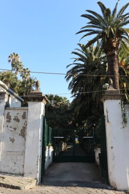Napoli, Campania, İtalya - 19 Ocak 2022: 19. yüzyıl Napoli Kraliyet Botanik Bahçesinin Via Michele Tenore 'dan ikincil girişi