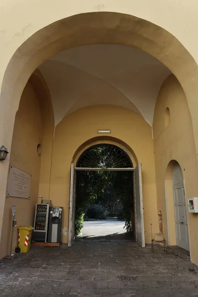 意大利那不勒斯 坎帕尼亚 2022年1月19日 位于那不勒斯皇家植物园 Real Orto Botanico Naples 的一座17世纪城堡的庭院 里面有古植物学博物馆和人种学博物馆 — 图库照片