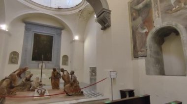 Napoli, Campania, İtalya - 7 Nisan 2022: Fiodo Şapeli, Origlia Şapeli ve Sant 'Anna dei Lombardi Kilisesi' ndeki Lamentation Şapeli 'nden oluşan Kutsal Ayin Ortamı' na Genel Bakış